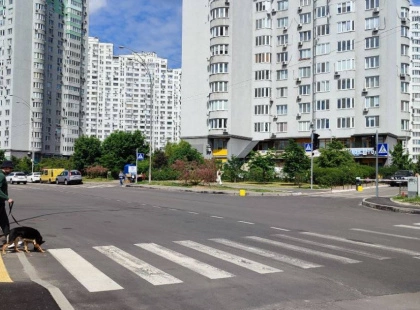 У Дарницькому районі Києва відкрили сучасний безбар’єрний пішохідний перехід: що зміниться для мешканців