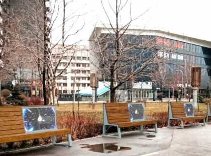 На Контрактовій площі в Києві встановили лавки з екранами для реклами