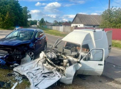 Лобове зіткнення під Києвом: обох водіїв забрали до лікарні
