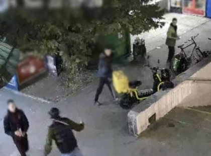 У Києві засудили чоловіка, який з ножем напав на кур’єрів біля ТРЦ