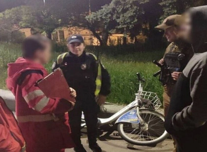 У Києві врятували чоловіка за секунди до стрибка зі скляного мосту