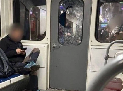 Розбив скло в вагоні метро: в Києві затримали юнака