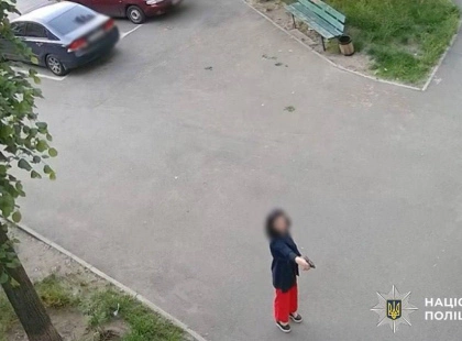 Жінка відкрила стрілянину біля багатоповерхівки у Києві