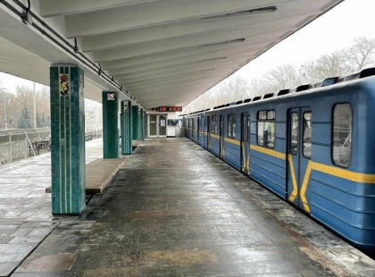 Авто згоріло вщент біля метро "Лівобережна": кадри пожежі
