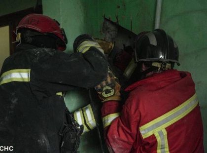 Чоловік застряг у вентиляційній шахті в Києві – рятувальна операція