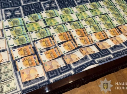 Фальшиві $30 000 у центрі Києва: як спіймали ділка зі знижками на долари