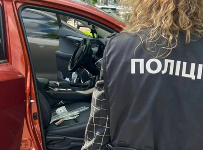 У Києві Нацполіція затримала жінку, яка за 4 тисячі доларів обіцяла зняти військовозобов’язаного з розшуку ТЦК