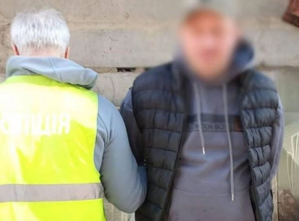 З кулаками за телефон: у Києві затримали нападника, який пограбував перехожого