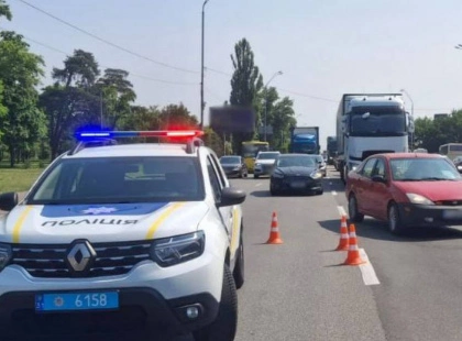 Пожежа на Броварському проспекті: маршрутка зайнялася вогнем