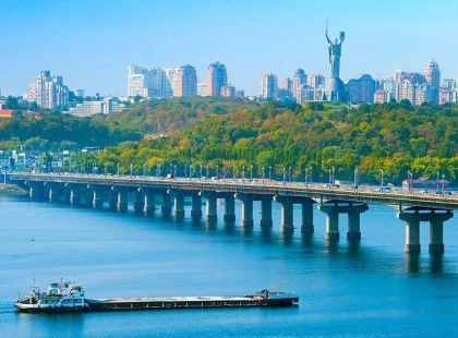 Погоня на мосту Патона: чоловік тікав від ТЦК через вікно автобуса