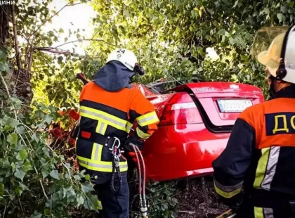 Моторошна аварія під Києвом: авто розірвало об дерево, загинули троє