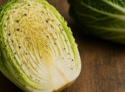 Чорні цятки на пекінській капусті: що це та чи можна їсти такий продукт?
