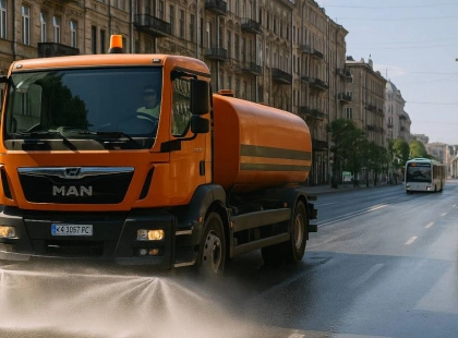 Київ у боротьбі зі спекою: вулиці освіжають холодним душем