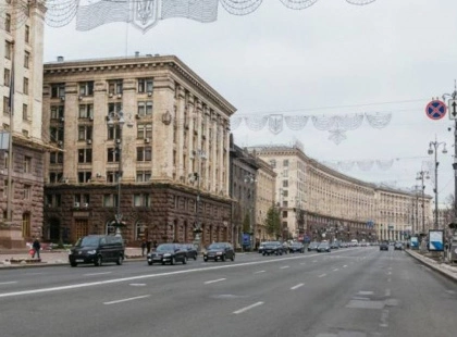 Київ заливають водою: як комунальники рятують місто від спеки