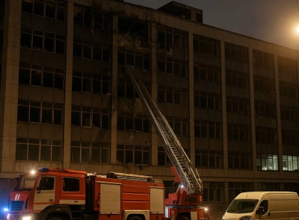 Внаслідок ворожої атаки пошкоджено офісну будівлю в Дарницькому районі