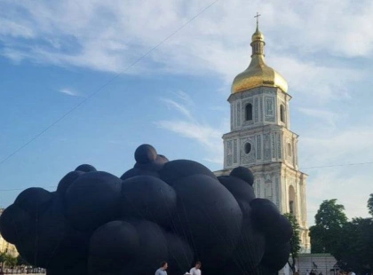Скульптура «Чорна хмара» на Софіївській площі: символ України на Burning Man