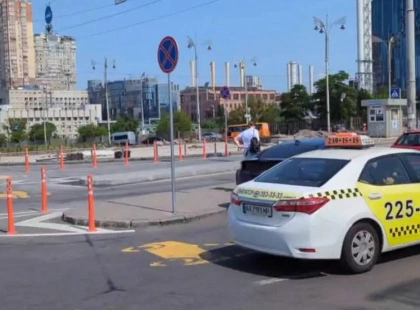 На Вокзальній площі відкрили зону для висадки пасажирів, але водії її ігнорують