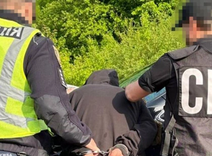 В Україні затримано групу ділків, які намагалися продати трофейну зброю