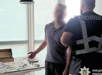 Наркобізнес на пів мільйона: у Києві затримано двох зловмисників з наркотиками