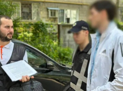 Київський зрадник на замовлення росіян підпалив мікроавтобус військового