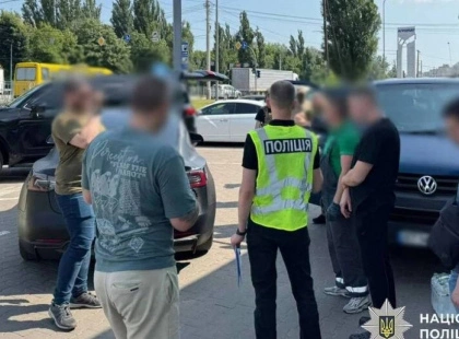 У Києві затримали ділків, які переправляли призовників через кордон