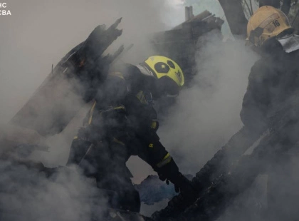 Пожежа в Києві: вогонь охопив будинок, рятувальники запобігли вибуху