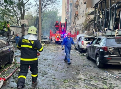 У Києві після нічної атаки рф перекрито кілька вулиць, зупинено трамваї №15 і №22 та змінено маршрути автобусів