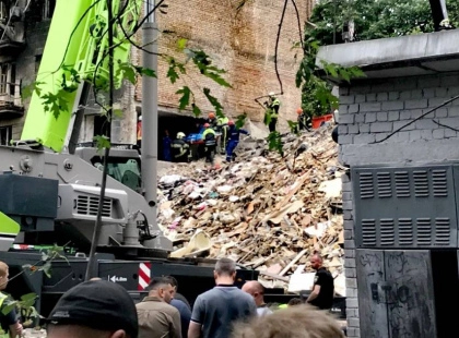 Ракета Х-101 влучила в дев’ятиповерхівку в Києві: з-під завалів врятували двох людей