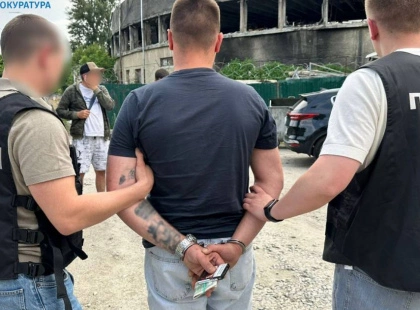 У Києві затримали чоловіка, який вимагав $2000 за зняття з розшуку