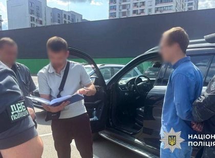 Обіцяв працевлаштування на посади з «бронею» : оперативники ДВБ Нацполіції затримали зловмисника з Київщини