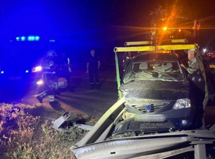 Нічна аварія в Києві: на Оболоні авто врізалося у відбійник