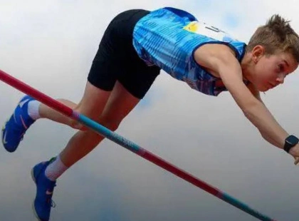 Юний чемпіон із Києва: 12-річний Матвій Строгалєв встановив світовий рекорд у стрибках з жердиною