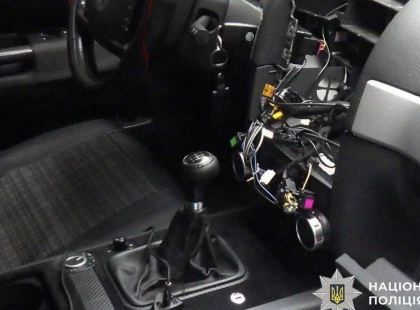 У Києві затримали чоловіка, який розібрав авто просто на вулиці