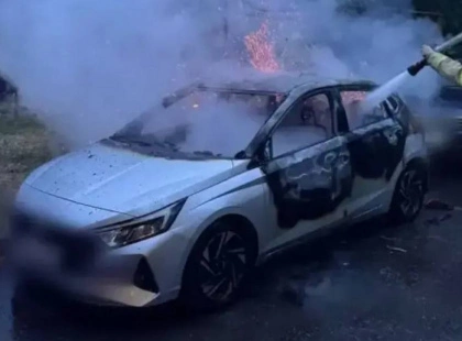 Авто загорілося у дворі багатоповерхівки в Києві