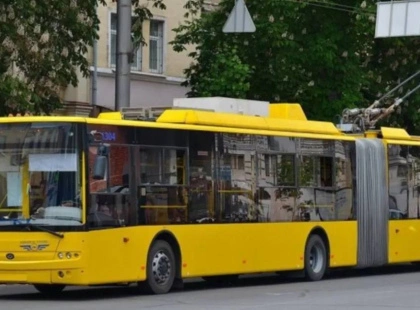 Через наслідки ворожого обстрілу в Києві частково змінений рух громадського транспорту