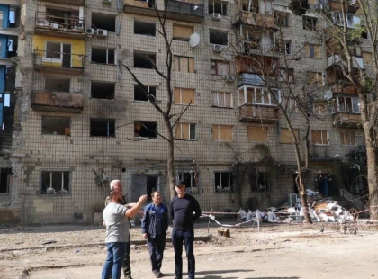 Перевірка стану зруйнованих обстрілом будинків у Солом’янському районі