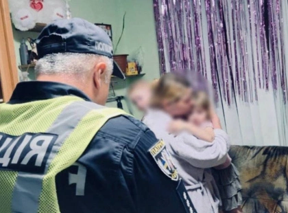 Двоє малюків зачинились у квартирі: як їх урятували в Києві?