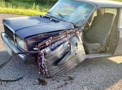 Трагедія на трасі: жінка штовхала авто і потрапила під вантажівку