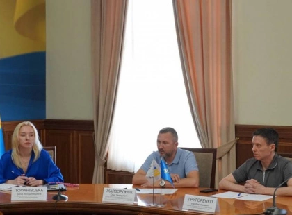 Влада та бізнес обговорили руйнування доріг через перевантаження транспорту