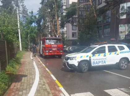 Злива затопила Ірпінь: добровольці рятують місто від води