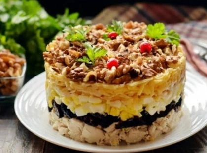Салат з куркою, чорносливом і яблуком: ніжність у кожному шарі