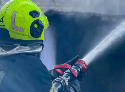 У Києві палав приватний будинок — усе подвір’я затягнуло димом