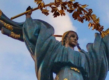 Незаконне будівництво на фасаді історичної будівлі: Київ відповідає рішуче