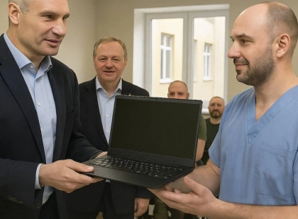 Кличко передав 65 ноутбуків київському реабілітаційному центру