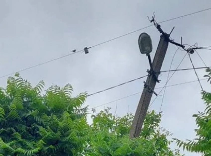 Чому в Києві раптово зникає світло — і що робити просто зараз