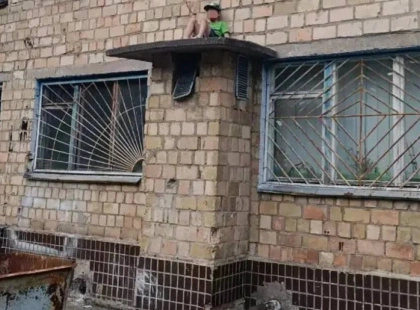 Хлопчик застряг на даху в Києві – рятувальники прибули миттєво!