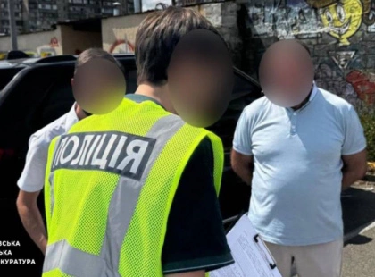 У Києві викрили розтрату понад 500 тисяч гривень на асфальті: затримано начальника ШЕУ Деснянського району