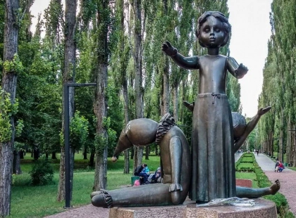Щоб пам’ятали завжди: Меморіальний центр «Бабин Яр» передає 10 000 книжок про Голокост бібліотекам України