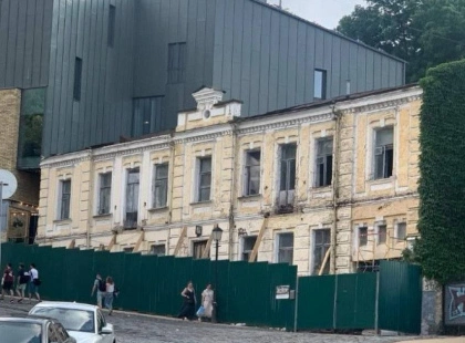 Реставрація чи демонтаж? На Андріївському Узвозі розібрали частину пам’ятки архітектури