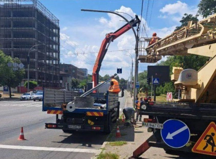 У Києві оновлюють світлофори та дорожні знаки на ключових перехрестях